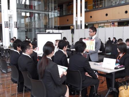 画像:就職ガイダンスに参加する学生たちの様子