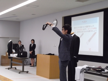 画像:スーツの着こなしを指導する株式会社コナカ様