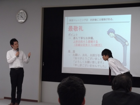 画像:社会人基礎力について指導される学生の様子