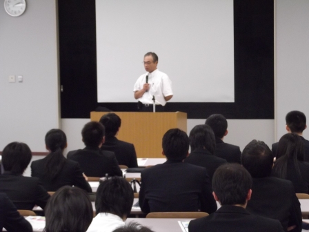 画像:就職準備講座を担当する教員とキャリアセンターの職員