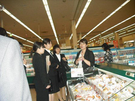 画像:店舗見学の様子