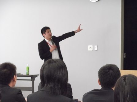画像:就職準備講座を担当する教員とキャリアセンターの職員
