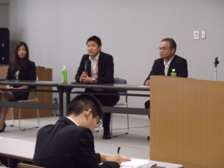画像:就職準備講座を担当する教員とキャリアセンターの職員