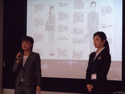 画像:講師からアドバイスをもらう学生の様子