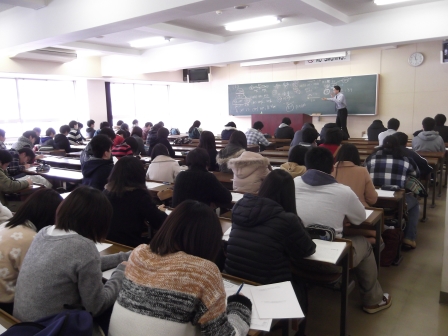 画像：講座を受ける学生たちの様子