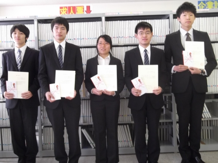 画像:表彰を受けた学生たち