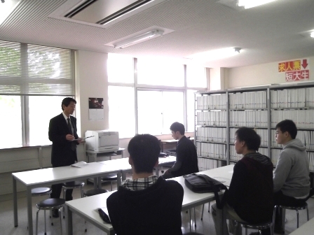 画像:ガイダンスを受講する学生たち