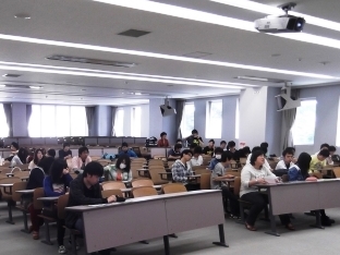 画像:就職ガイダンスを受ける学生たちの様子