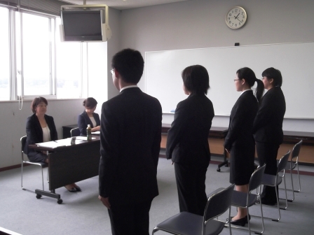 画像:面接試験対策講座を受ける学生たち