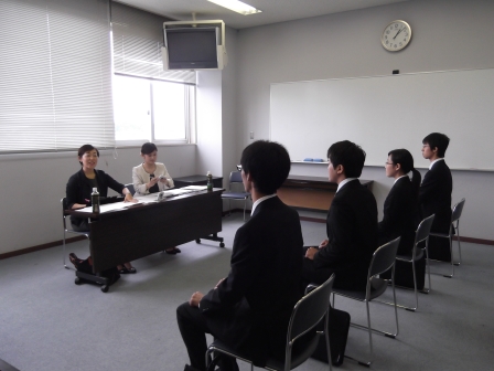 画像:面接対策をする学生たち