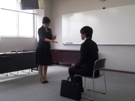 画像:面接指導を受ける学生