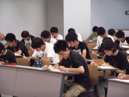 画像：SPI模擬テストを受ける学生の様子
