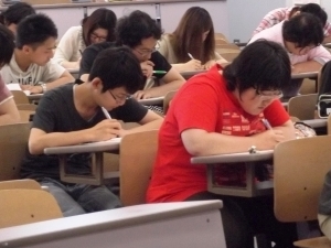 画像：SPI模擬テストを受ける学生の様子