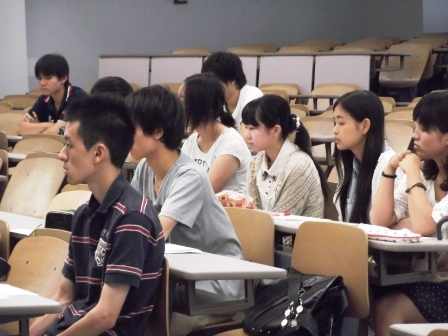 画像:就職ガイダンスを受ける学生の様子