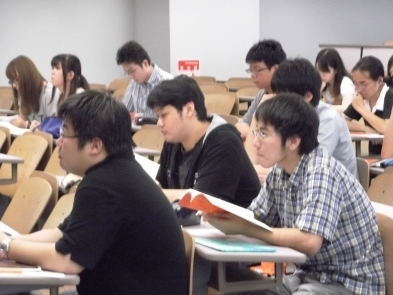 画像:就職ガイダンスを受ける学生の様子