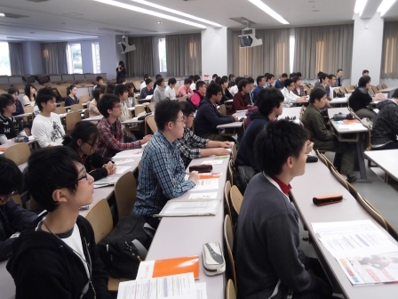 画像:就職ガイダンスを受ける学生の様子