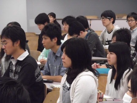 画像:就職ガイダンスを受ける学生の様子