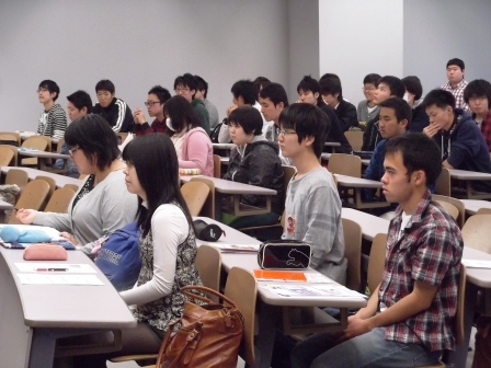 画像:就職ガイダンスを受ける学生の様子