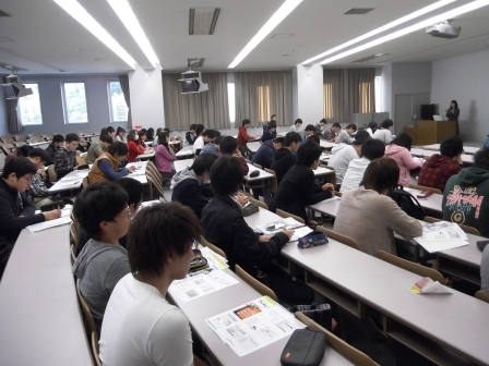 画像:就職ガイダンスを受ける学生の様子