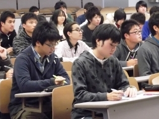 画像:就職ガイダンスを受ける学生たちの様子