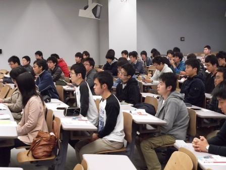 画像：就職ガイダンスを受ける学生の様子